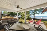 Spacious 4-bedroom lakefront house with WiFi, AC in tranquil Houghton Lake Hotels in Lake Township