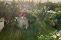 Coral Beach Retreat. Garden view. Steps from pool & beach. 1 mile to Port Lucaya