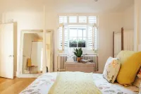 Brighton Beach Apartment  Parking Free on-Site & EV Charger