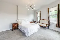 Game Days, Grubs and More Updated Cincinnati Home! Hotels in Fort Mitchell
