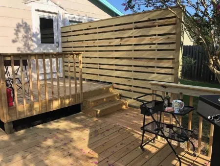 The Crab Shack! hot tub, 10 min to beach & base. newly renovated