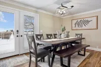 Newly Renovated, Modern Sleeps 21, Newly Added AC/Heating Units in Each Bedroom.