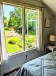 Cozy Seaside studio in charming Marblehead with AC, WiFi. Short walk to downtown