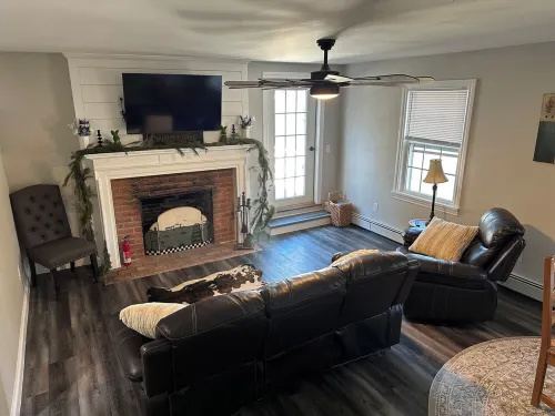 Cozy 2-bedroom apartment in delightful Greenwood Lake with AC, WiFi