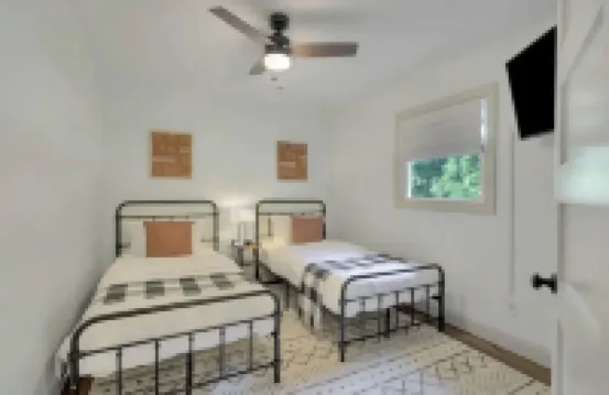 Creekside bungalow with a hot tub, walking distance to downtown Nashville