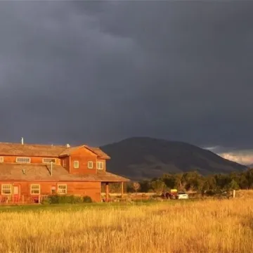 Beautiful Lodge on the Yellowstone River!