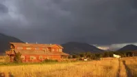 Beautiful Lodge on the Yellowstone River!