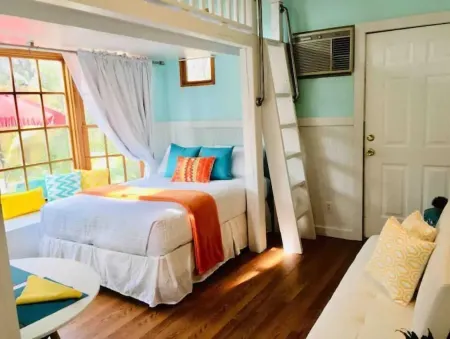 Sunny Daze Tiny Cottage, sleeps 2 adults Отели рядом с достопримечательностью «Cockspur Island Lighthouse»