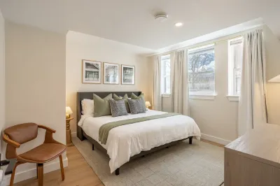 Luxurious Condo near MIT, Harvard & the T+ Parking Hotels in East Cambridge