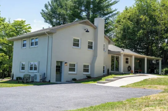 Spacious 4BR House near VT and Downtown w/ Gazebo