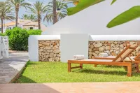 Exclusive boutique apartment with swimming pool, paddle tennis court and beach 2 minutes away.