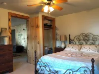 Picturesque 3-bedroom lake house with WiFi in charming Mt Holly, Okemo Mountain Hotel a Mount Holly