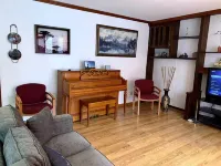 Charming 3-bedroom home in Mt Pleasant near colleges, Casino and children parks Các khách sạn ở Đỉnh Pleasant