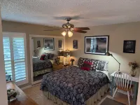 One Bedroom ground floor condo with Private Patio steps to Carpinteria beach - piscina