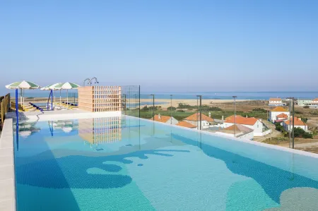 Amarello Hotel Praia Santo Andre, Tapestry Collection by Hilton Отели рядом с достопримечательностью «Badoca Safari Park»