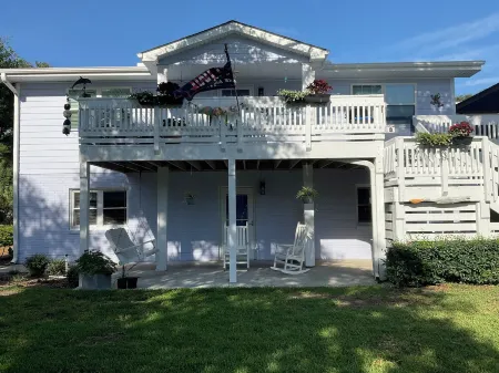 Charming 2-bedroom Oceanside apartment in the heart of Emerald Isle