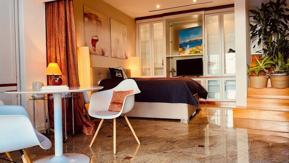 Q-Street-Studio: Charming Apartment in a Historic Timber-Framed House
