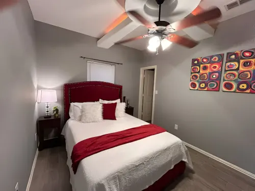 Four Bedrooms, Outdoor Kitchen, Minutes to Airport