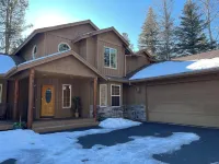 Spacious 5-bedroom house with AC, WiFi, SHARC passes in beautiful Sunriver! - homestay