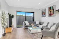 Modern 4-bedroom Costal Retreat - Minutes from Aldinga's Drive on Beach