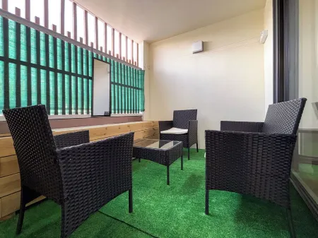 Cosy apartment with loggia and private parking Отели рядом с достопримечательностью «Groupe AFNOR»