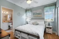 Cozy orange beachside townhouse with yard, Wi-Fi, & full kitchen in Lantana! Hotel a Lantana