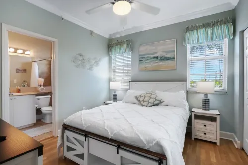 Cozy orange beachside townhouse with yard, Wi-Fi, & full kitchen in Lantana! Hôtels à : Lantana