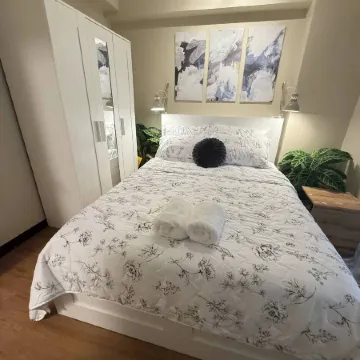 Aesthetic Cozy Apartment Condo With Pool Balcony & Deck