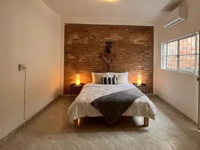 Cozy in the heart of La Zona Romantic - Minutes from the beach, shops, nightlife Hôtels à : Benito Juárez