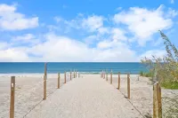 17 Palms Beach House with heated private pool and Tiki hut bar