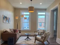 Charming Downtown Apartment with Bluff Views in Historic Decorah. โรงแรมในเดคอราห์