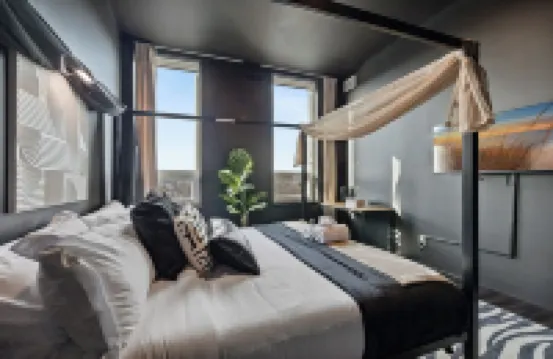 Cozy 1 King BR, Gym, Free Parking, 8mins Train