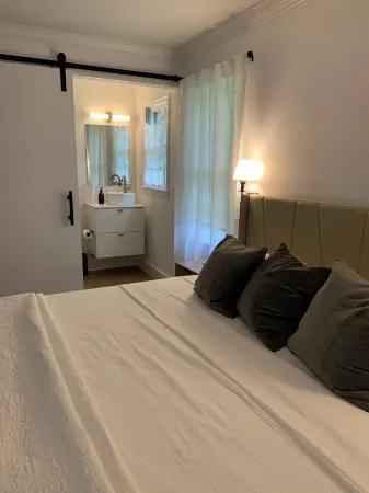 Modern & Bright 3-bedroom house in Greenville between airport & downtown w/ WiFi