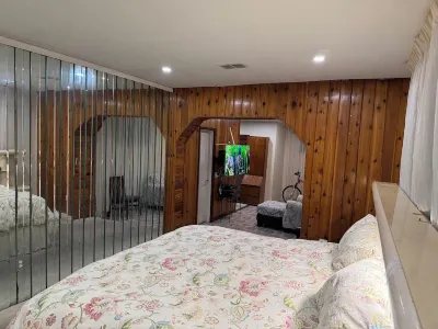 Chic studio with WiFi and AC in vibrant Miami between the 2 hardrocks Wellness Center 주변 호텔