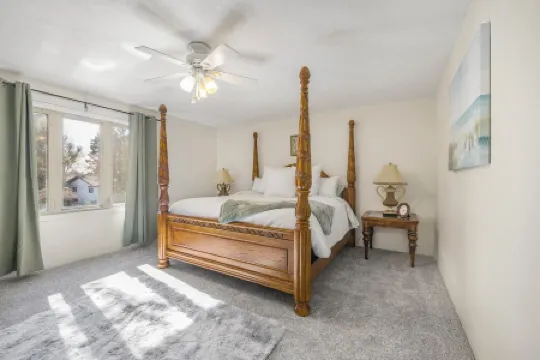 Spacious Executive 5-bedroom home by airport in charming Idaho Falls w/ WiFi, AC