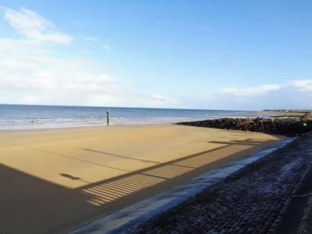 Maison Accès Plage à Omaha Beach Отели рядом с достопримечательностью «Camping Capfun Joncal»