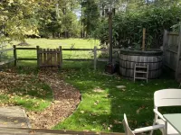 隱於森林空地並配有木柴加熱熱水浴缸的恬靜原木小屋 威爾漢姆酒店