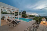 House with sea view. Family-friendly.