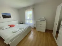 Maison Entourée dun Jardin Fleuri Près de la Plage du Goulien,petite vue mer