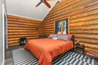 Cozy Mountain Cabin 1 Hour from Denver Backs up to National Forest EV Charging!