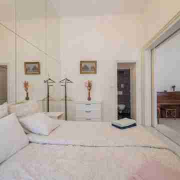 Spacious 3 bedroom, 3 ensuite bathroom elegant apartment near the Opera House Rooms