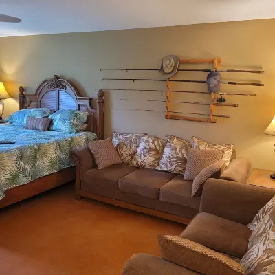 Eagle Point-Cozy Lake living House and Cottage. Family, pets and your boat.