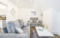 Your Gateway to Comfort: Relocators & Contractors' Haven Near the Airport Các khách sạn ở Wythenshawe