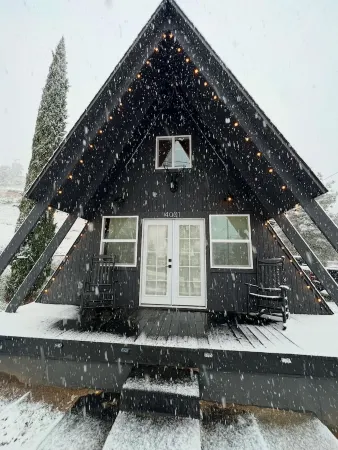 Charming 2-bedroom A-Frame cabin with AC, WiFi in tranquil Frazier Park Отели рядом с достопримечательностью «Ridge Route Communities Historical Society and Museum»