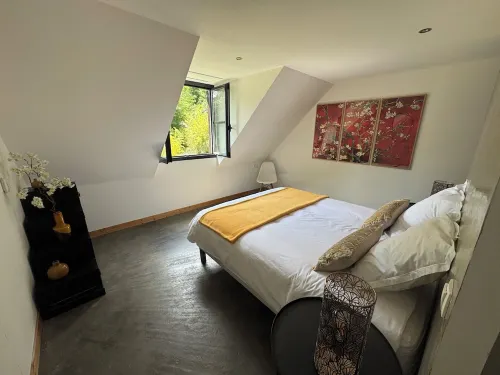 Nice cottage in the heart of the forest with direct access to Dinan harbor.