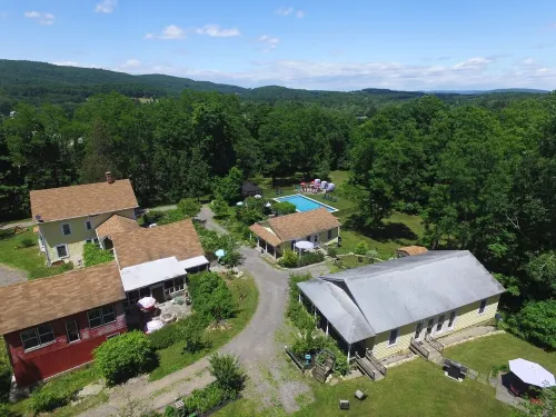 Charming 3Bdr Magnolia Cottage with Seasonal Heated Pool, AC and WiFi in Amenia