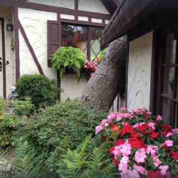 Carmel charmer!! Short, 10 min. walk to town center. Close to trail to Mission. Hotel Exterior