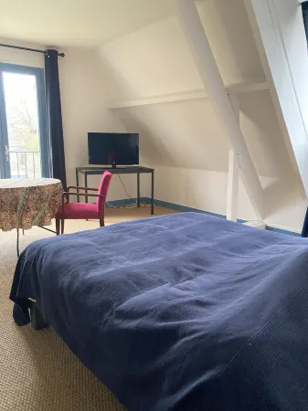 Chambre Dans Maison Individuelle Gare Paris Montparnasse en 50 Minutes Отели рядом со станцией Houdan