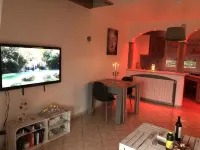 Spa house with private Jacuzzi and whirlpool bath overlooking the countryside فنادق في Saint-Genest-Lerpt