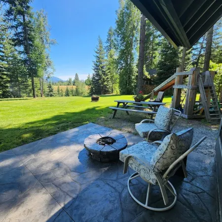 Play House, Hot Tub, w/ Beautiful Views. Quaint, Cozy, & Peaceful.